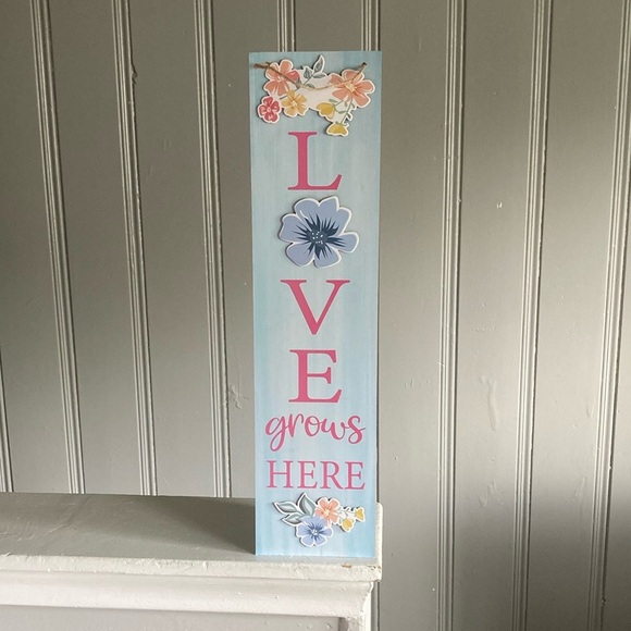 NWT Beautiful Blue & Pink Wooden- L🌸VE Grows Here- Vertical Floral Decor Sign - Picture 16 of 16